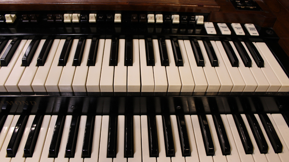 556 is a 1971 Hammond B3 in a Walnut finish close to MINT condition with Leslie 122. Serial #C-155500