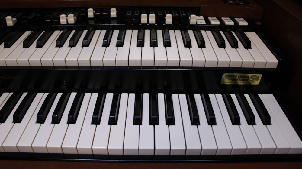 563 is a Hammond B3 in a Walnut finish.  Serial #92395