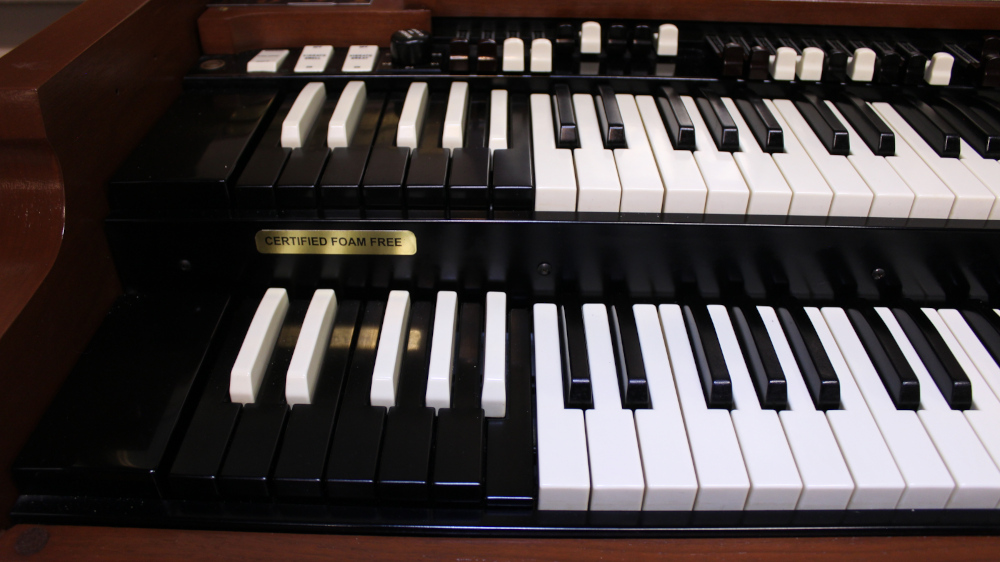 563 is a Hammond B3 in a Walnut finish.  Serial #92395