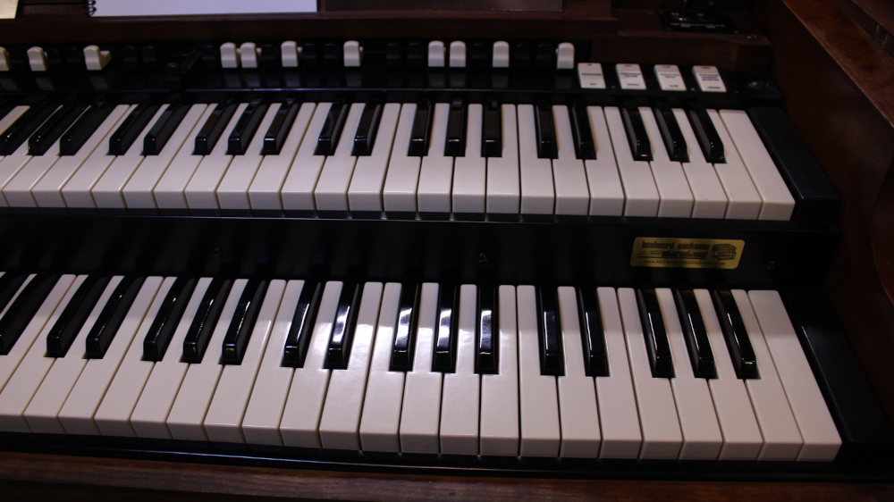 571 is a Hammond B3 in a Walnut finish.  