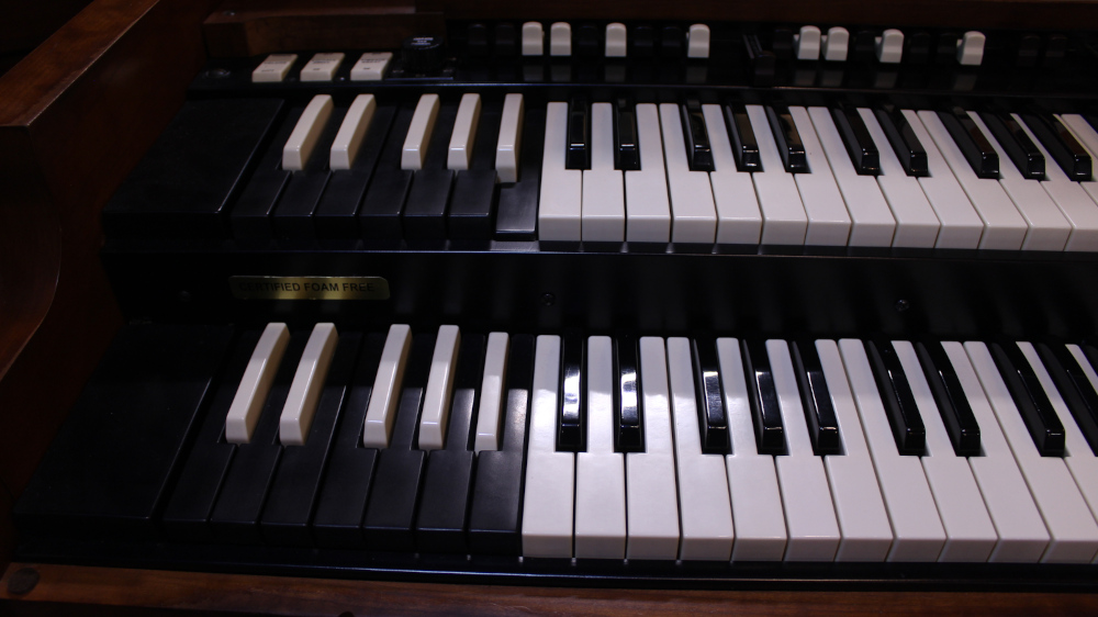 571 is a Hammond B3 in a Walnut finish.  