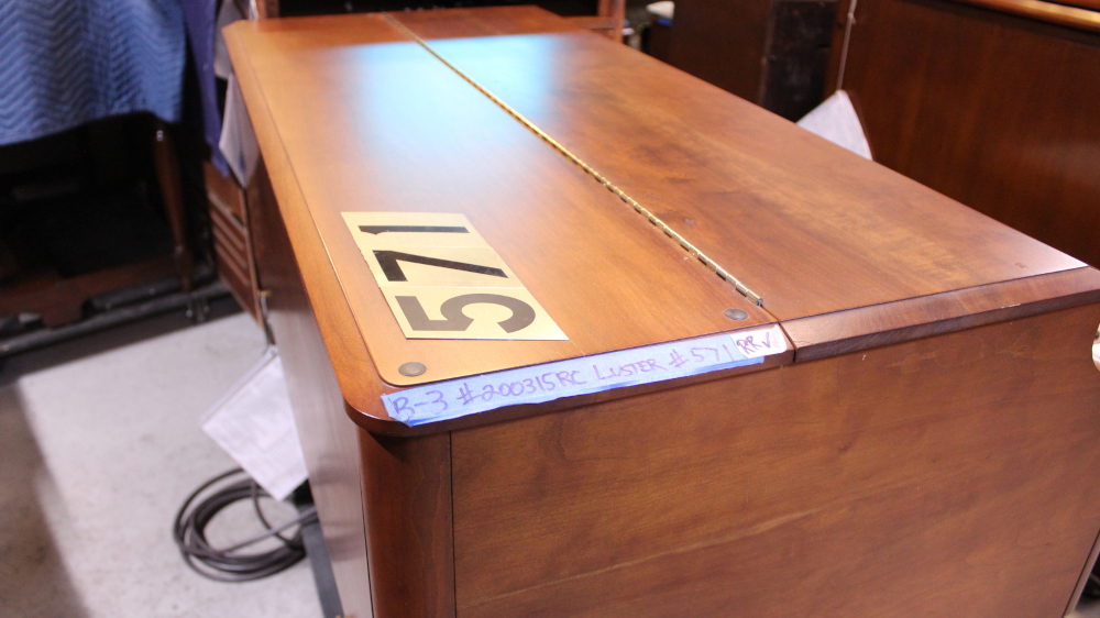571 is a Hammond B3 in a Walnut finish.  