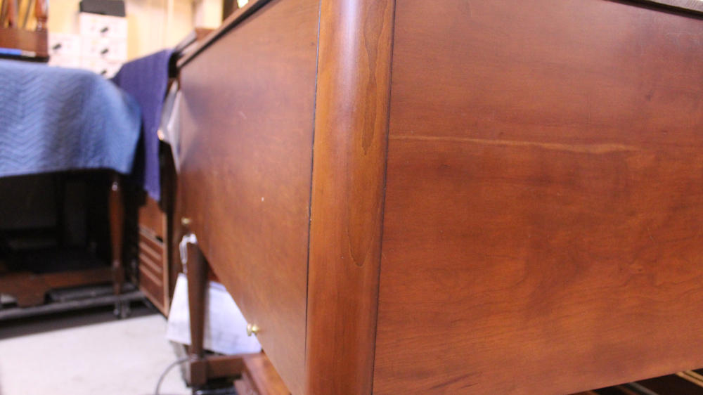 571 is a Hammond B3 in a Walnut finish.  