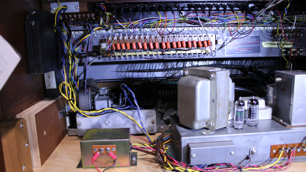 571 is a Hammond B3 in a Walnut finish.  