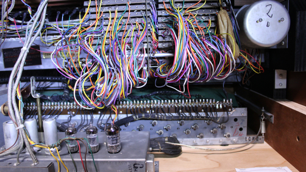 571 is a Hammond B3 in a Walnut finish.  