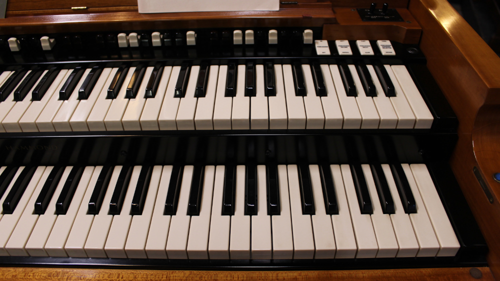 577 is a 1964 Hammond B3 in a Fruitwood finish.