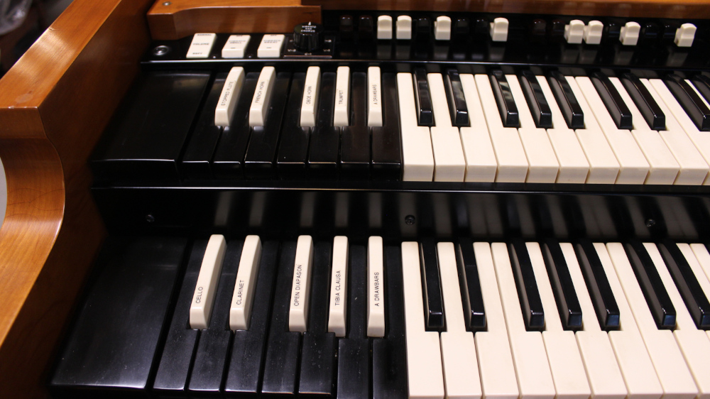 577 is a 1964 Hammond  B3 in a Fruitwood finish.