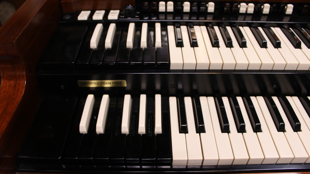 579 is a 1962 Hammond B3 in a Walnut finish.  Serial #86805