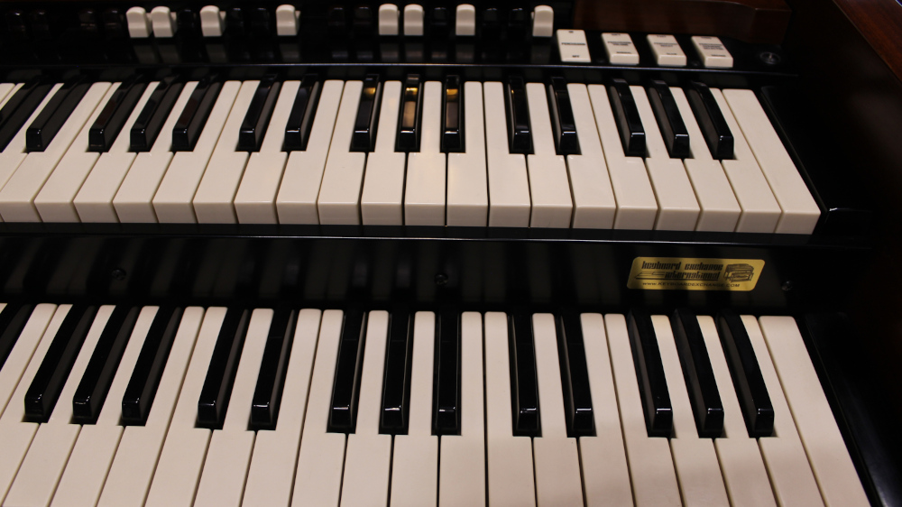 579 is a 1962 Hammond B3 in a Walnut finish.  Serial #86805