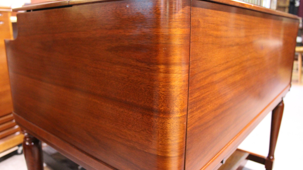 579 is a 1962 Hammond B3 in a Walnut finish.  Serial #86805
