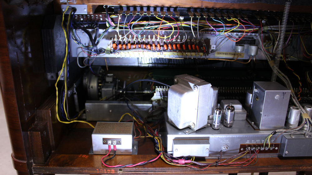 579 is a 1962 Hammond B3 in a Walnut finish.  Serial #86805