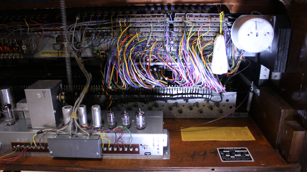 579 is a 1962 Hammond B3 in a Walnut finish.  Serial #86805