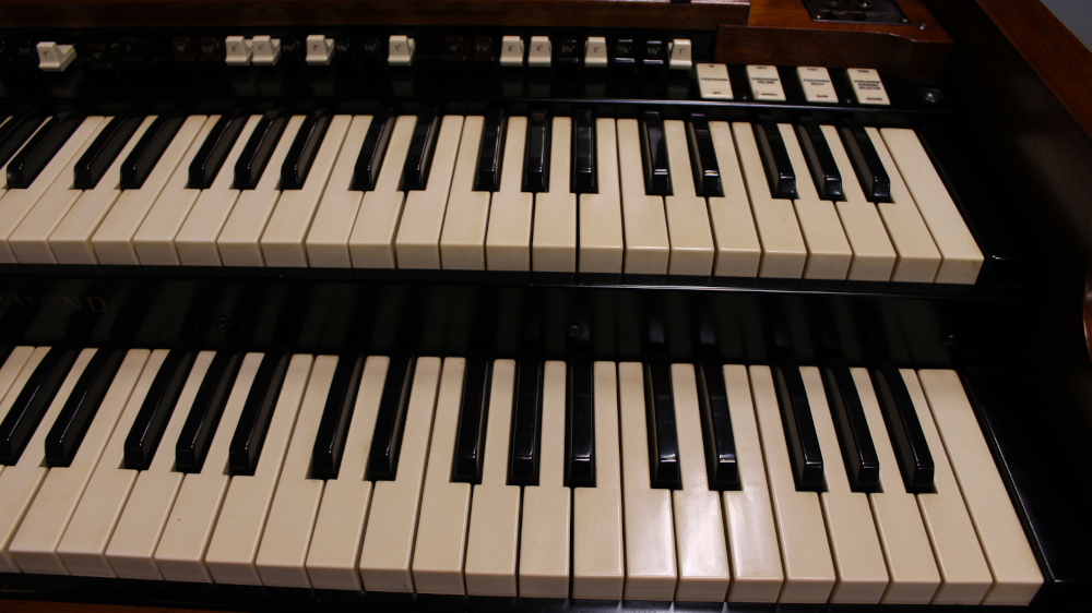 585 is a 1972 Hammond B3 in a Walnut finish.  Serial #D-176152 