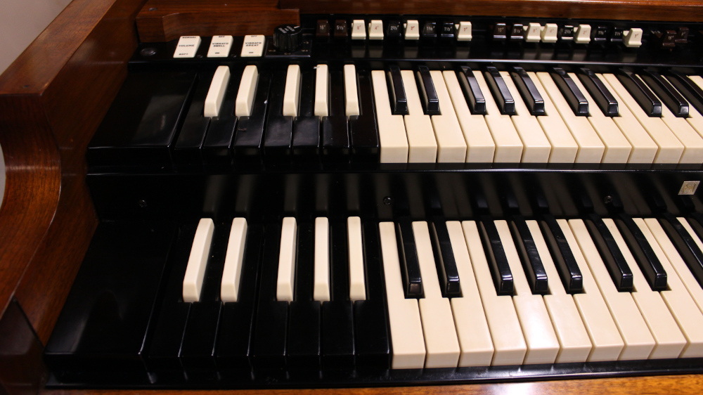 585 is a 1972 Hammond B3 in a Walnut finish.  Serial #D-176152 