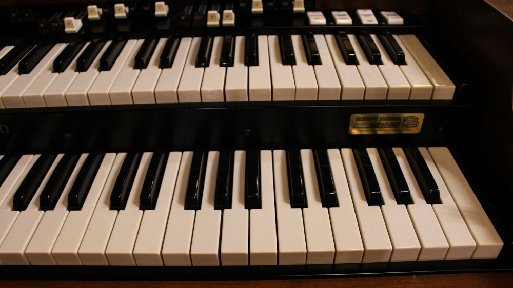 587 is a 1974 Hammond B3 in a Walnut finish. Serial #365353