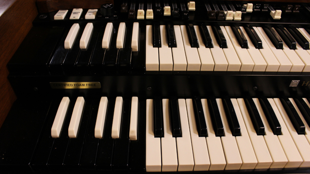 587 is a 1974 Hammond B3 in a Walnut finish. Serial #365353