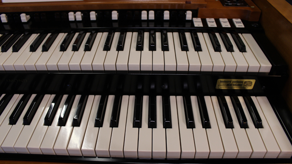 590 is a 1964 Hammond B3 in a Fruitwood finish.