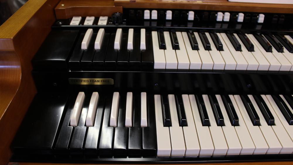 590 is a 1964 Hammond  B3 in a Walnut finish.