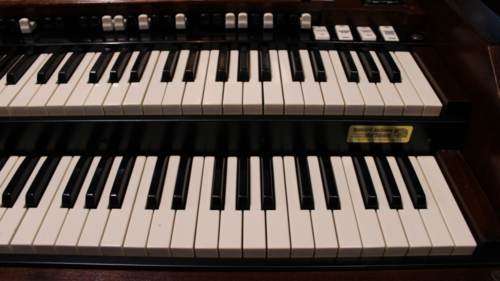 592 is a 1957 Hammond C3 in a Walnut finish.  Serial #70130.