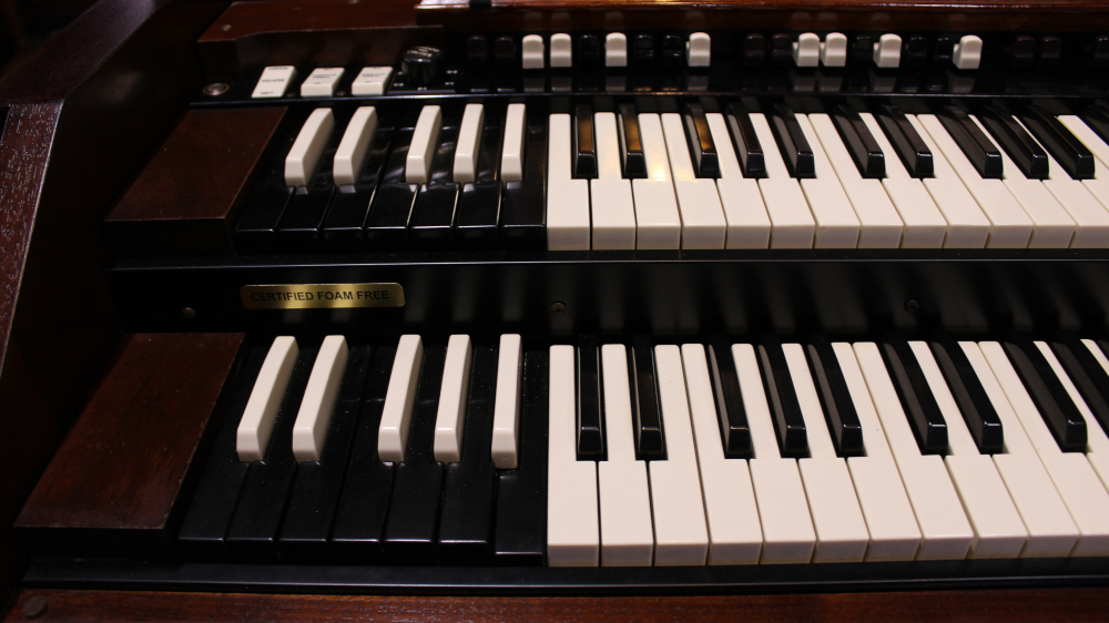 3592 is a 1957 Hammond C3 in a Walnut finish.