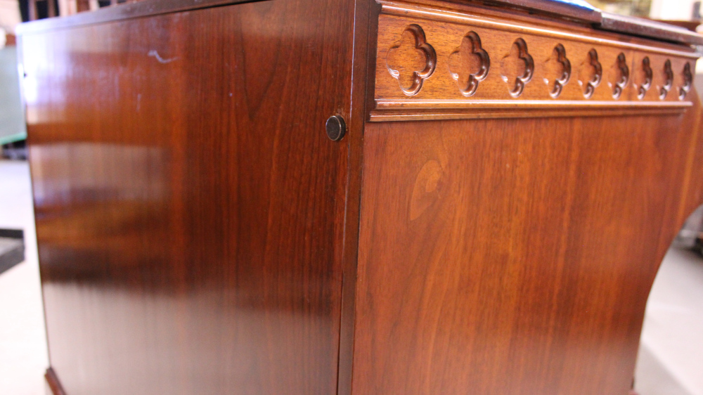 3592 is a 1957 Hammond C3 in a Walnut finish.