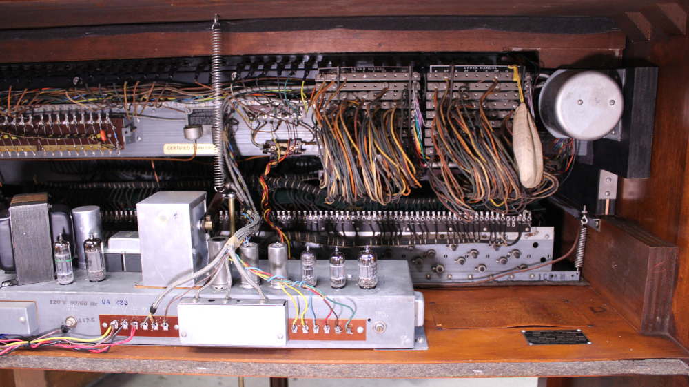 3592 is a 1957 Hammond C3 in a Walnut finish.