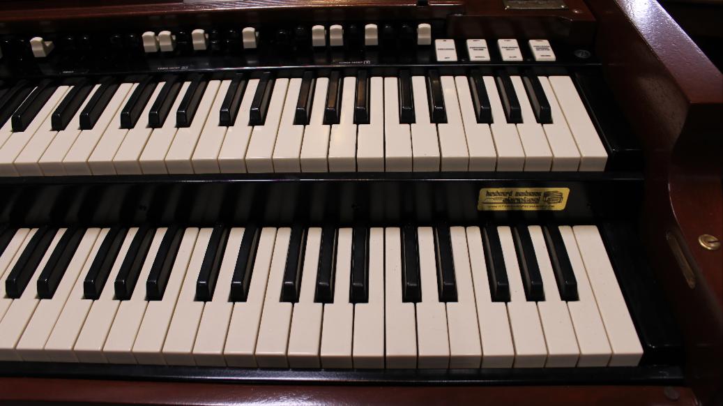 594 is a 1951 Hammond B2/B3 refinished in Cherry-wood.