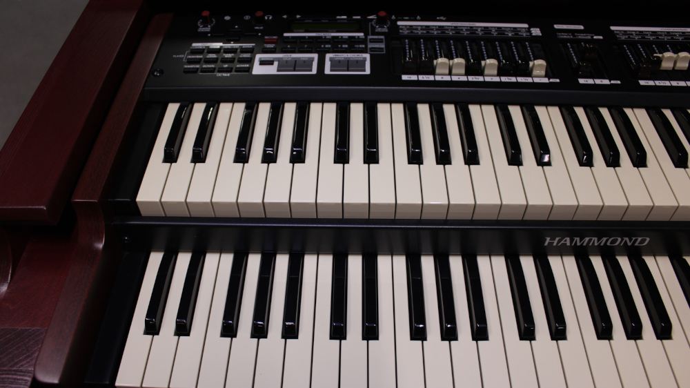 595 is a 2021 Hammond SKX in Cabernet finish and a Valhalla B3 stand with matching bench.  Paired with Leslie 303c or upgrade to Leslie 142 for additional charge.