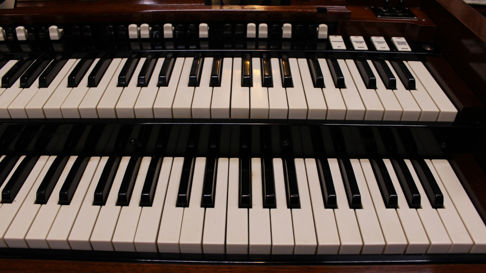 599 is a 1957 Hammond B3 in a Walnut finish. Serial #76939
