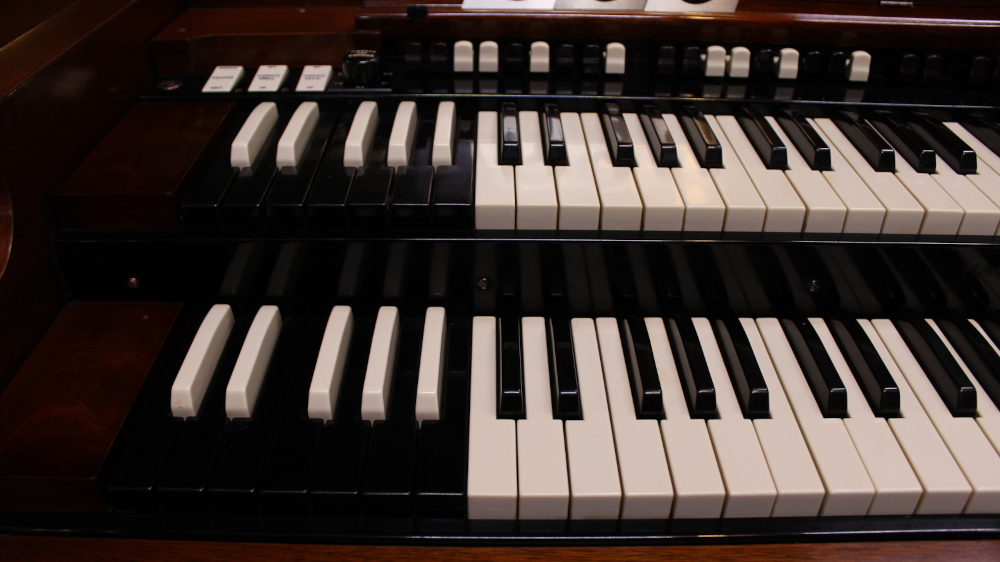 599 is a 1957 Hammond B3 in a Walnut finish. Serial #76939