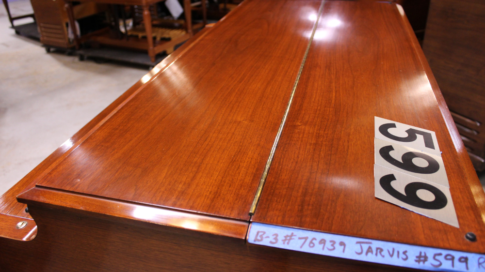 599 is a 1957 Hammond B3 in a Walnut finish. Serial #76939