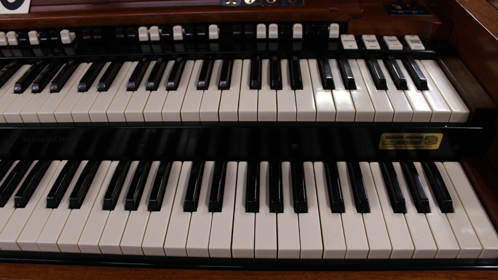 600 is a 1959 Hammond B3 in a Walnut finish.  Serial #78288
