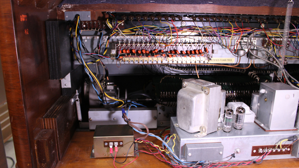 600 is a 1959 Hammond B3 in a Walnut finish.  Serial #78288