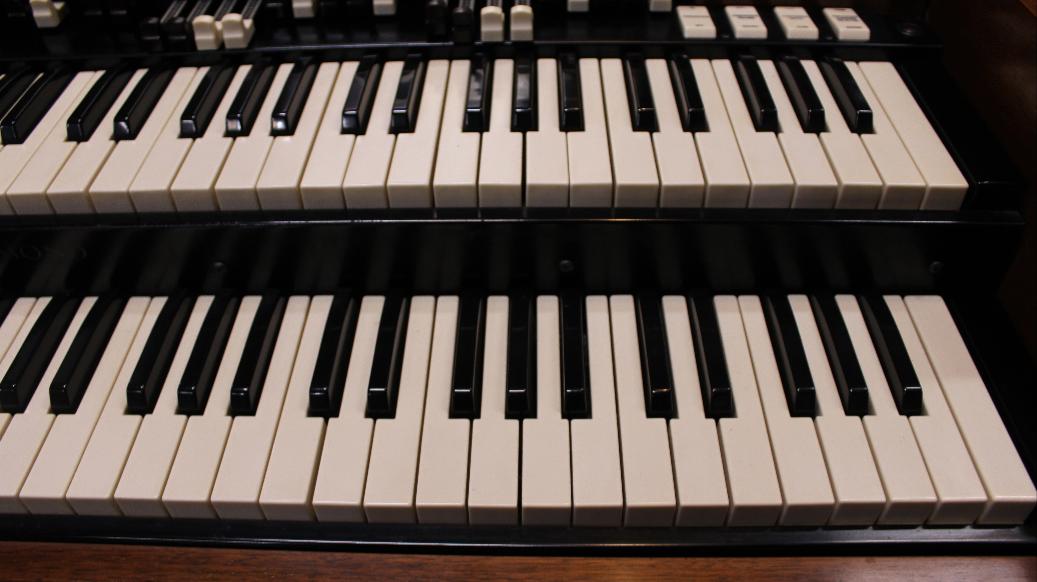 612 is a 1968 Hammond B3 in a walnut finish.  Serial #100334