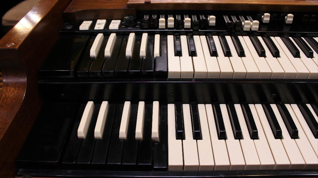 612 is a 1968 Hammond B3 in a walnut finish.  Serial #100334