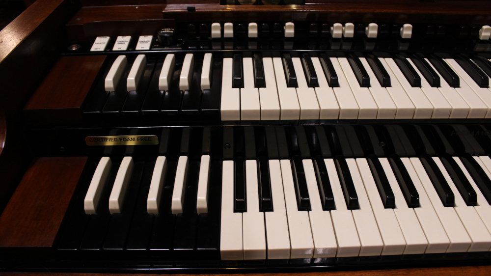 618 is a 1956 Hammond B3 in a Walnut finish.  Serial # 60060
