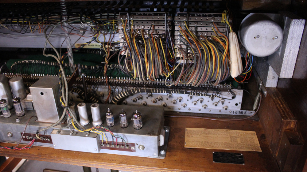 618 is a 1956 Hammond B3 in a Walnut finish.  Serial # 60060