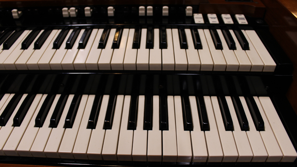 626 is a 1965 Hammond B3 in a Fruitwood finish.  Serial #95327