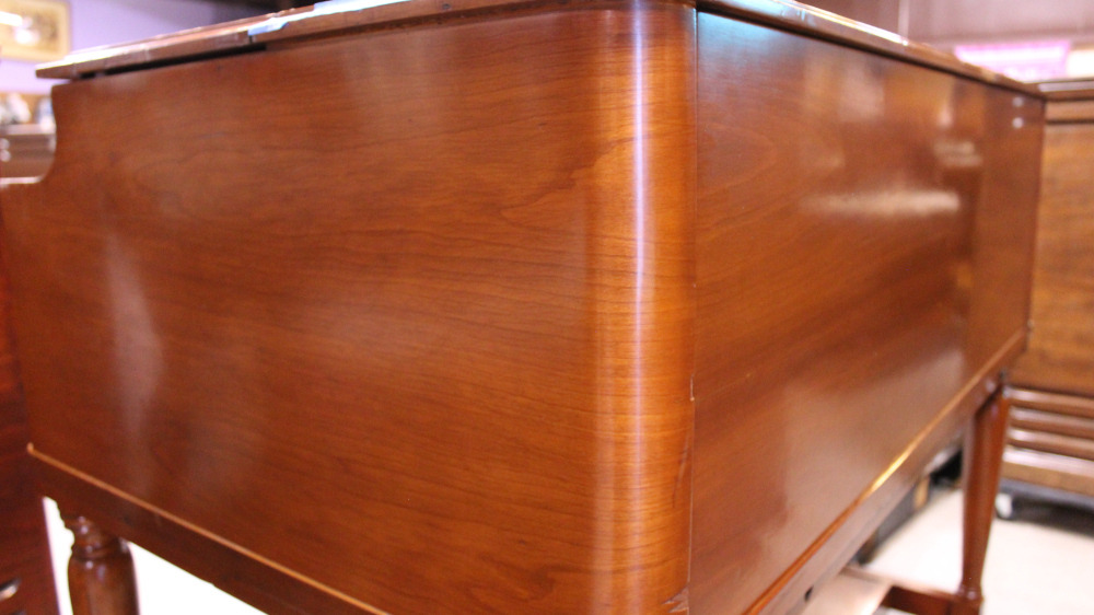 626 is a 1965 Hammond B3 in a Fruitwood finish.  Serial #95327