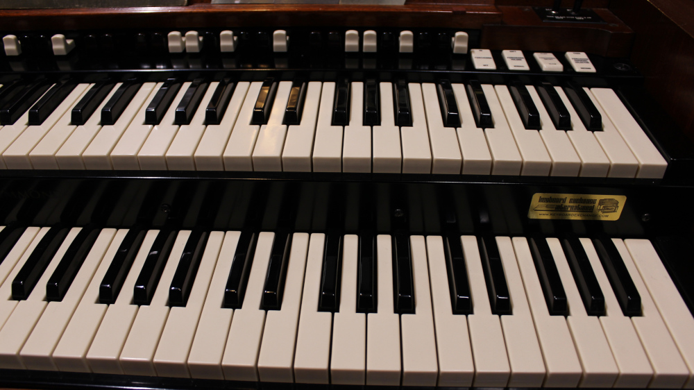 635 is a 1962 Hammond C3 in a Walnut finish.  Serial #87949 