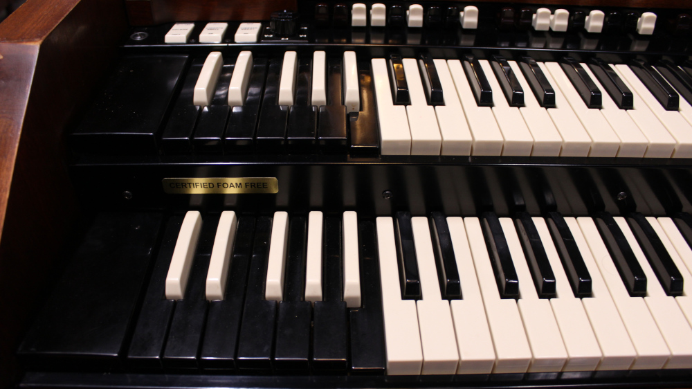 635 is a 1962 Hammond C3 in a Walnut finish.  Serial #87949 