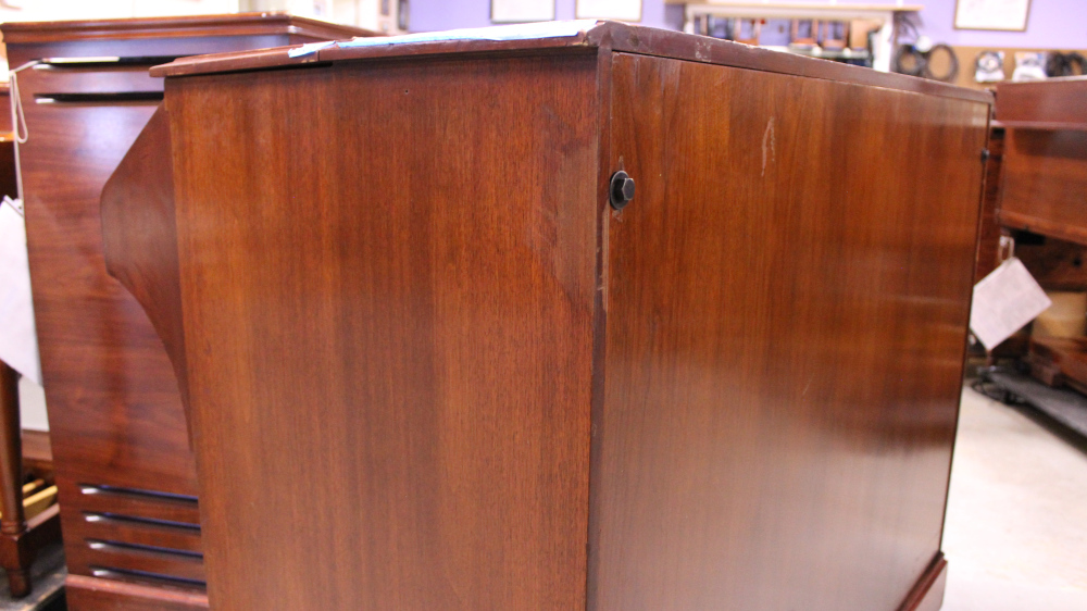 635 is a 1962 Hammond C3 in a Walnut finish.  Serial #87949 