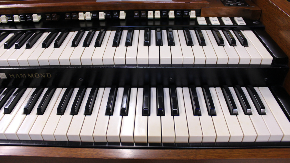 637 is a 1974 Hammond B3 in a Walnut finish for sale!