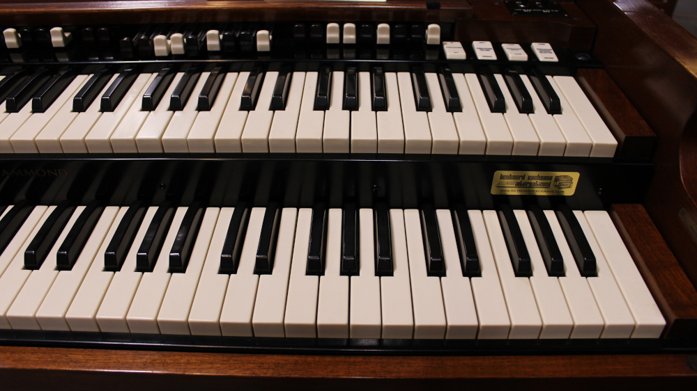 640 is a 1955 Hammond B3 in a Walnut finish.