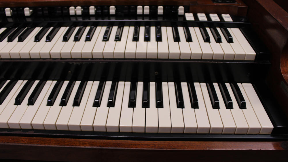 646 is a 1961 Hammond B3 in a walnut finish