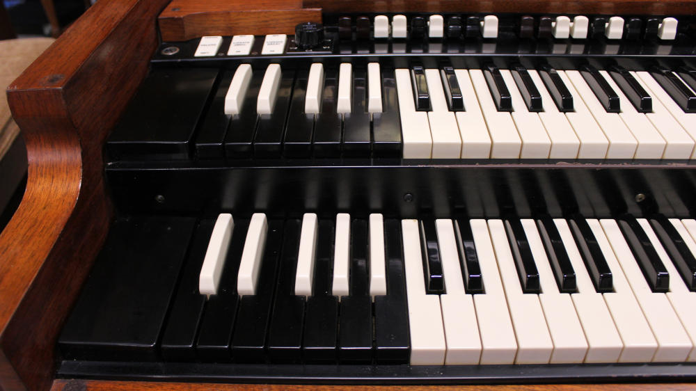 646 is a 1961 Hammond B3 in a walnut finish for sale!