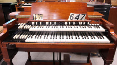 647 is a 1961 Hammond B3 in a mahogany finish for sale!