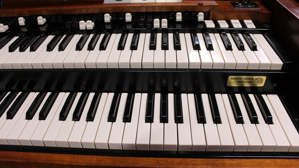 652 is a 1963 Hammond B3 in a Walnut finish for sale! 