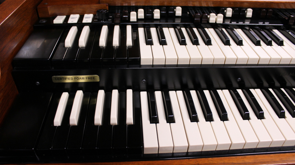 652 is a 1963 Hammond B3 in a Walnut finish.  Serial #89205