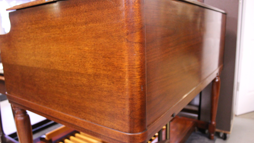 652 is a 1963 Hammond B3 in a Walnut finish.  Serial #89205